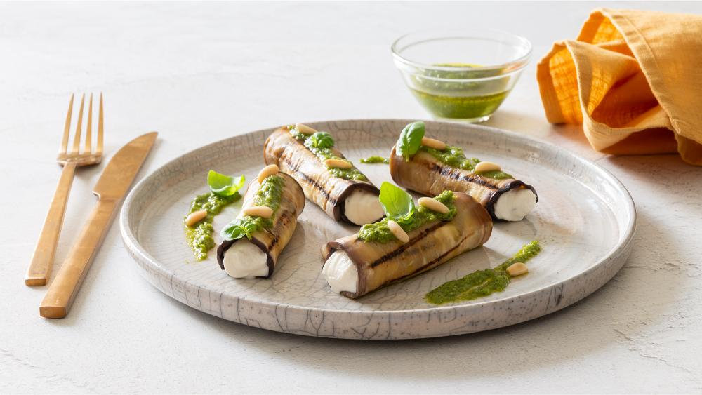 Involtini di melanzane con ricotta alla menta e pesto