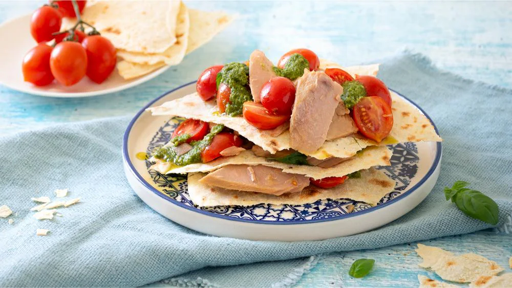 millefoglie-di-carasau-con-tonno-pomodorini-pesto