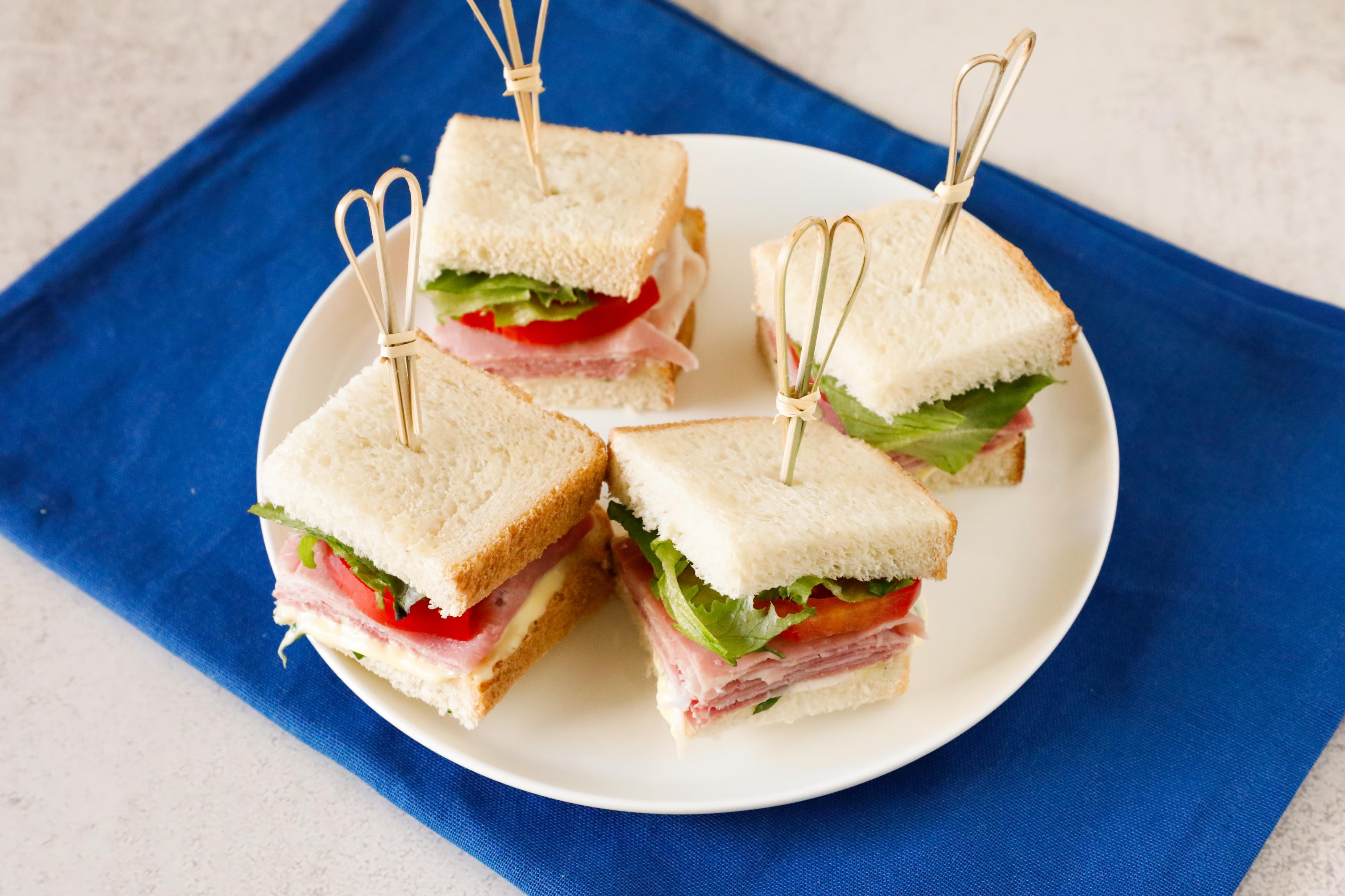 Mini tramezzini con prosciutto, pomodoro e maionese | Conad Mini tramezzini con prosciutto, pomodoro e maionese | Conad