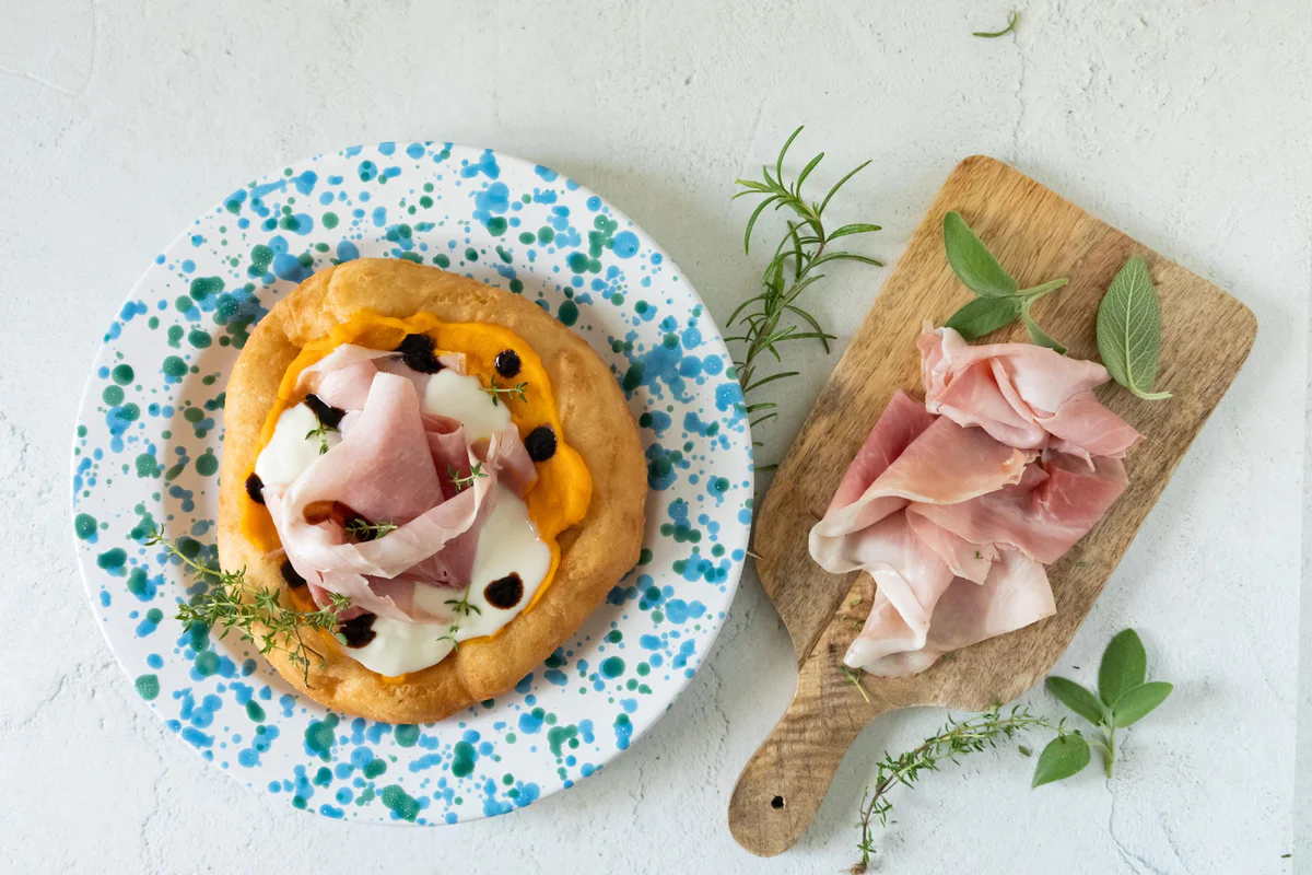 pizzette-fritte-zucca-prosciutto-squacquerone
