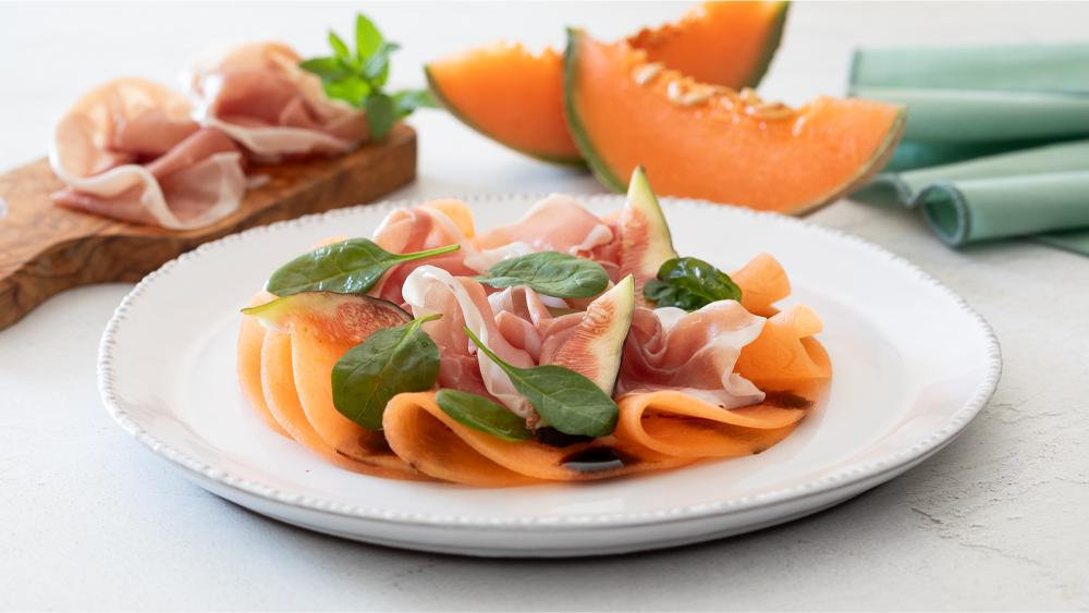 Prosciutto e melone con fichi, spinacino e gocce di balsamico