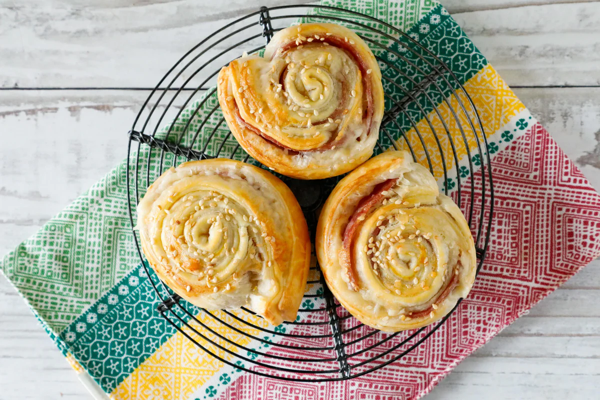 rotolo-di-sfoglia-con-salame-e-provola 