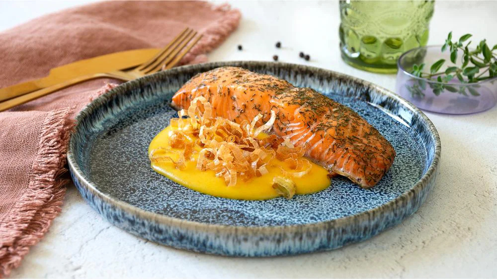 salmone-su-crema-patate-anelli-porro-fritti