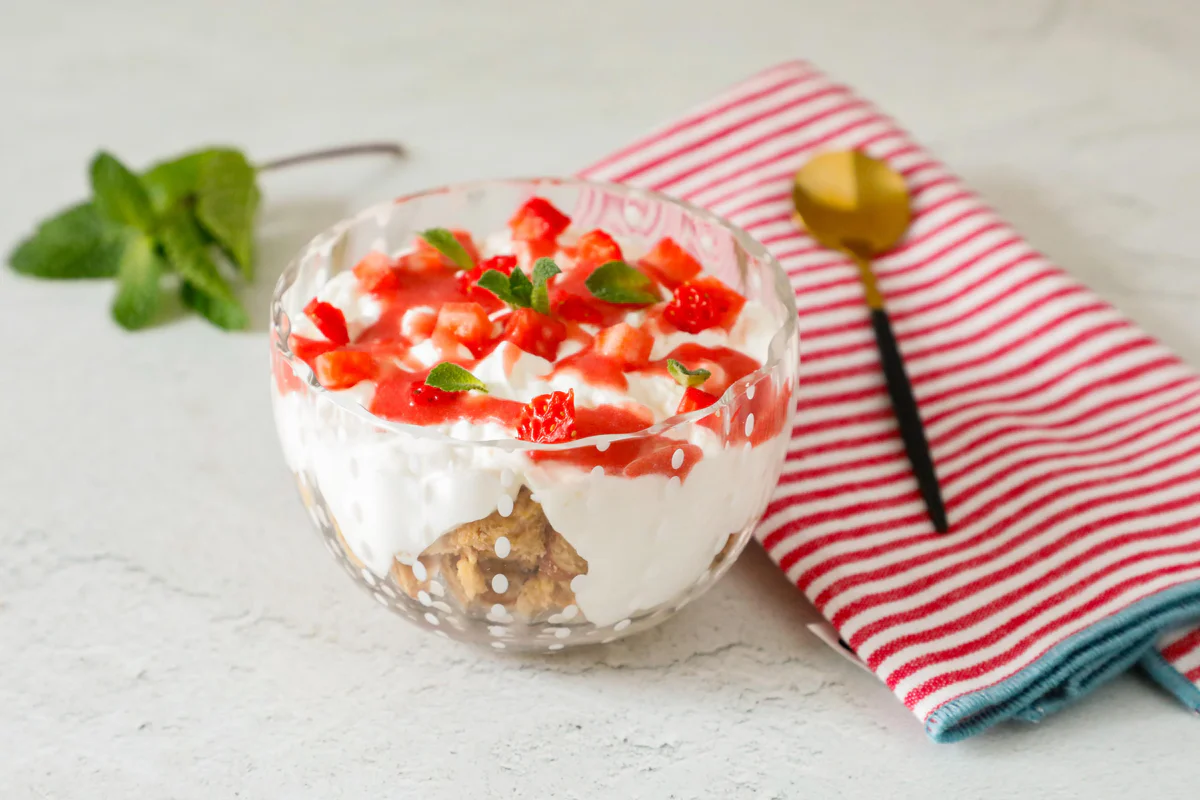 sbrisolona-al-bicchiere-panna-montata-salsa-fragole