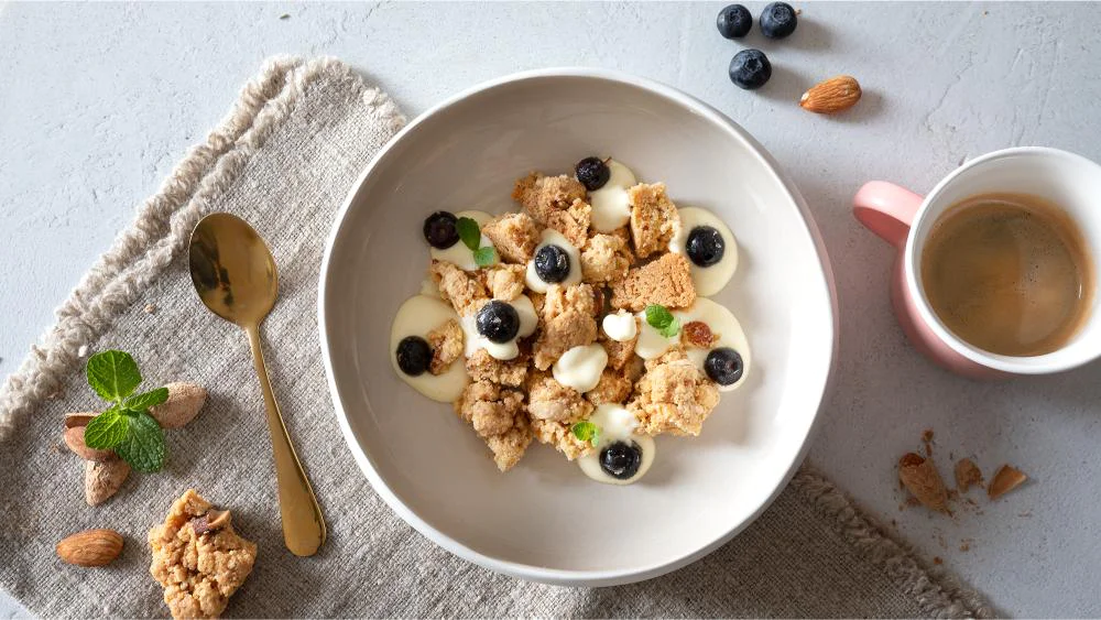 sbrisolona-al-piatto-crema-chantilly-mirtilli-caramellati