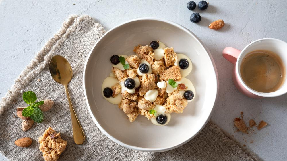 Sbrisolona al piatto con crema chantilly e mirtilli caramellati