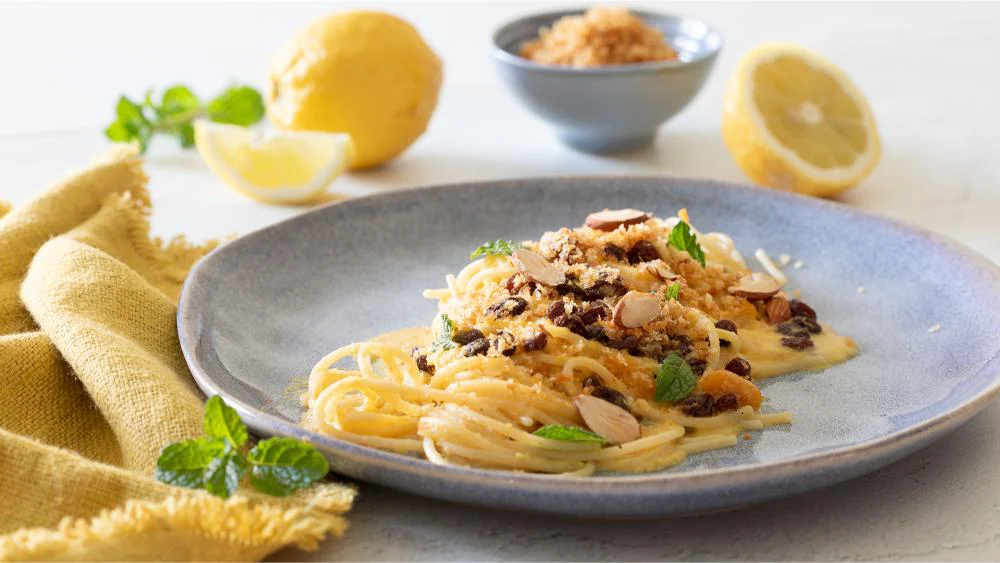 spaghetti-al-limone-con-bottarga-crumble-pane