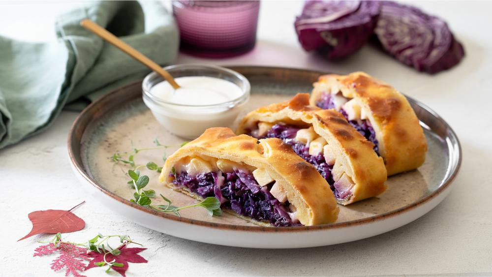 Strudel con cavolo viola, mele e toma