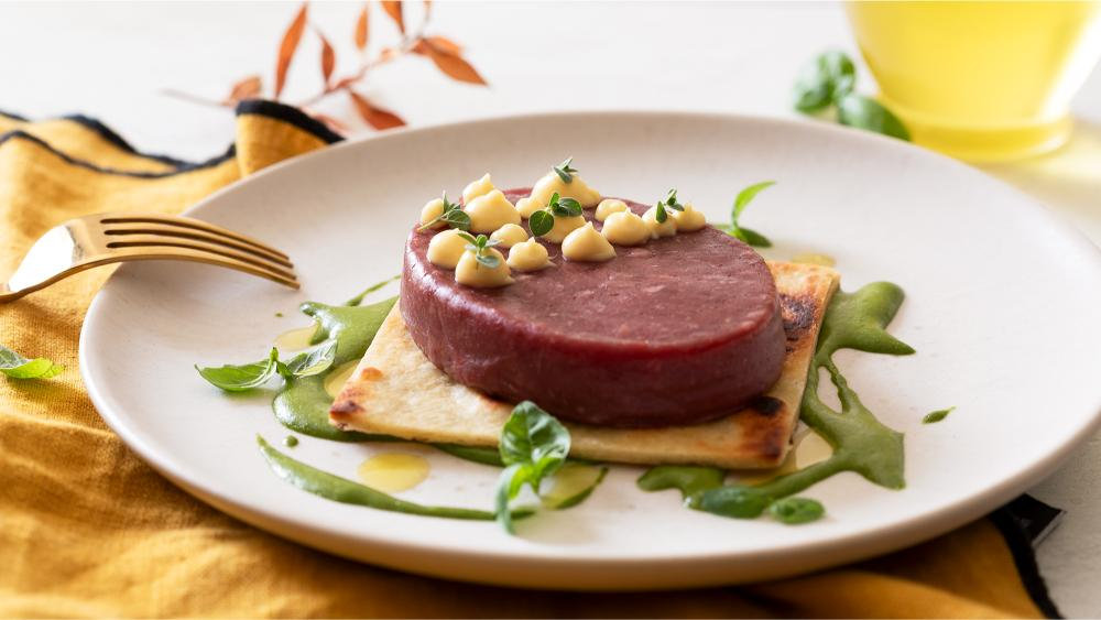 Tartare di Scottona su piadina croccante con crema al basilico e maionese alle nocciole