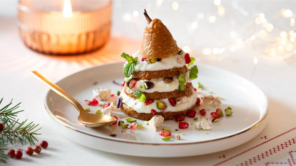 Albero di Natale con pere, burrata e crumble di torrone