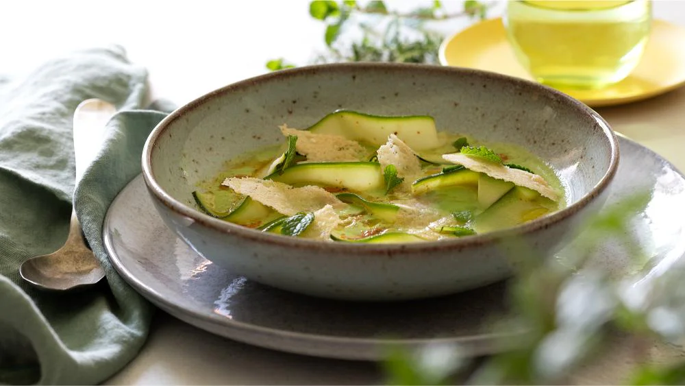 vellutata-di-zucchine-con-cialde-parmigiano