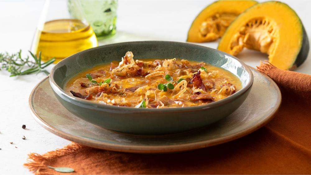 Vellutata di zucca alla curcuma con guanciale e porro croccanti
