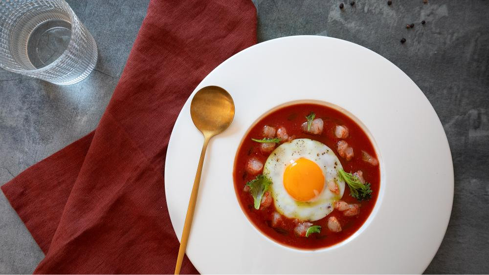 Uova in purgatorio con gamberi rossi e salsa di datterino