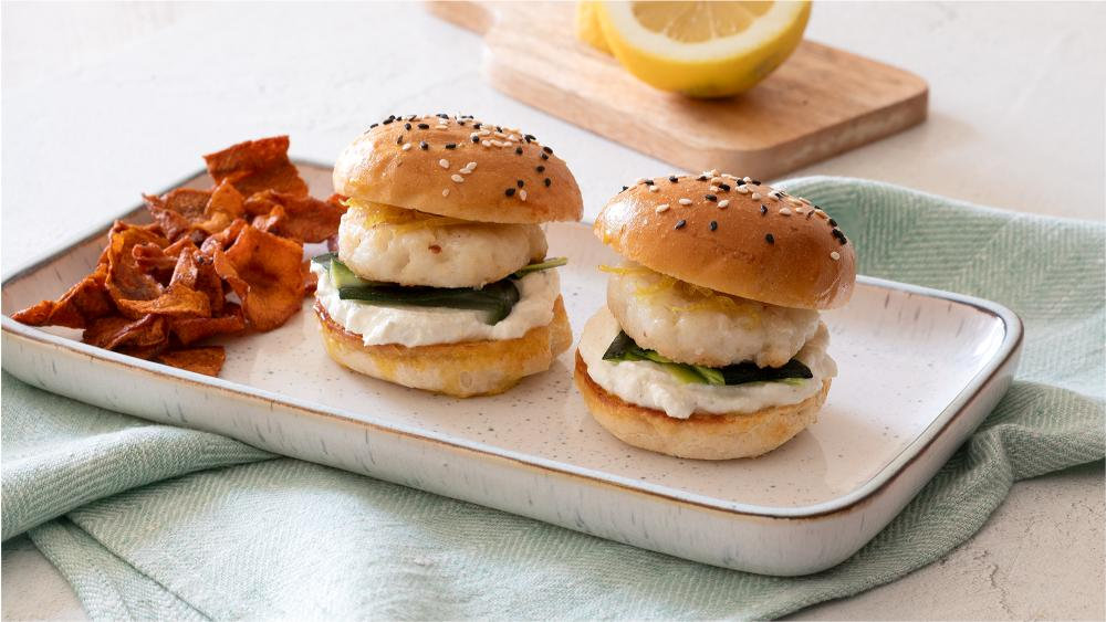 Burger di merluzzo con ricotta montata e chips di carote
