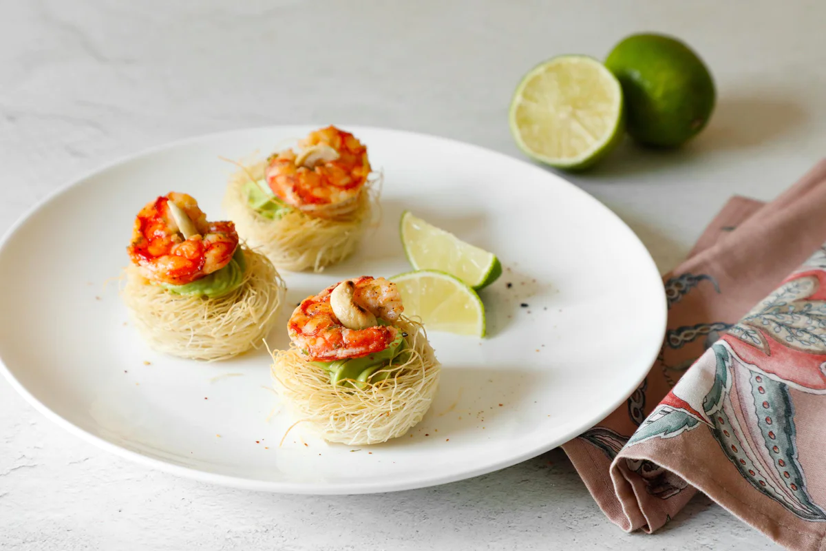 cestini-di-pasta-kataifI-con-crema-avocado-gamberi-e-anacardi