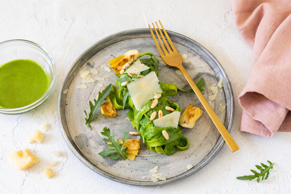 Fettuccine al pesto di rucola con pinoli e carciofini