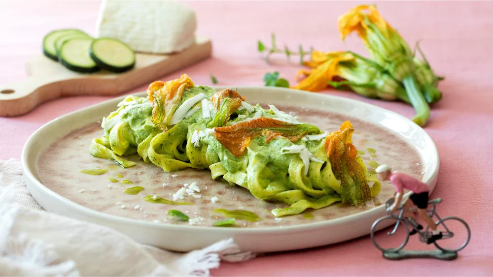 fettuccine-con-pesto-zucchine-fiori-zucca-ricotta-salata