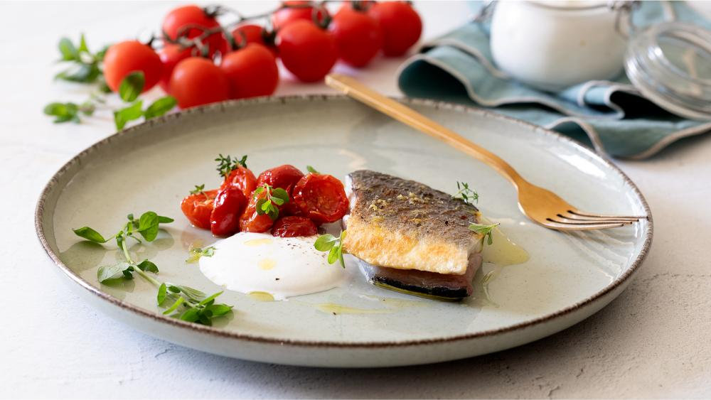 Filetto di branzino con pomodorini confit e crema di burrata