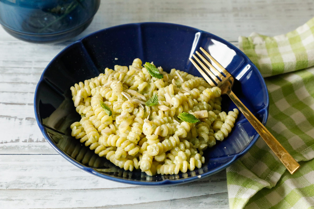 Fusilli con Pesto di Fave e Mandorle