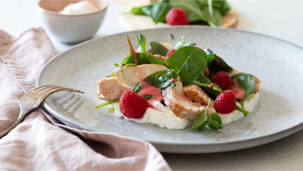 insalata-di-spinacino-con-tagliata-pollo-vinaigrette-lamponi