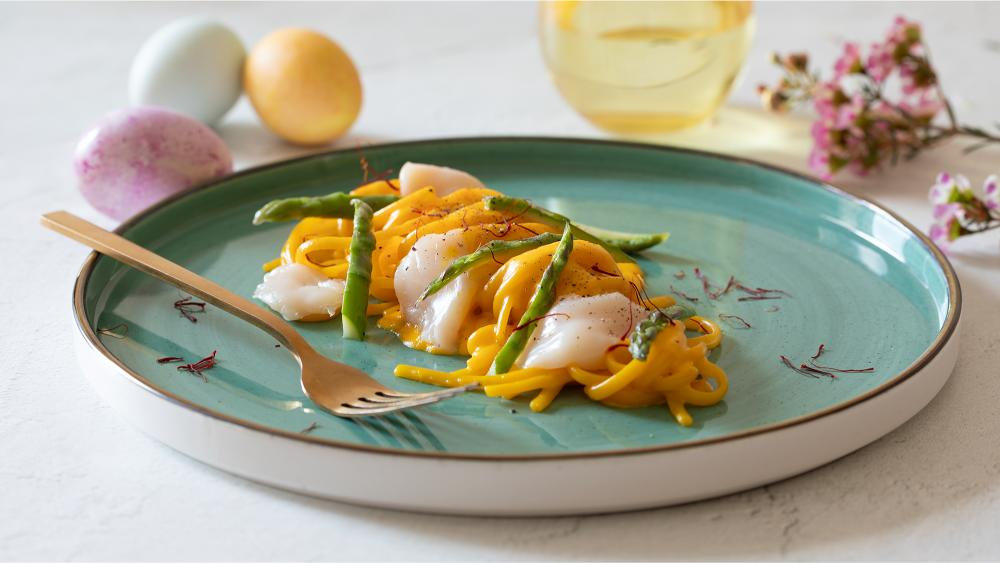Linguine con Crema di Zafferano, Carpaccio di Capasanta e Asparagi Croccanti