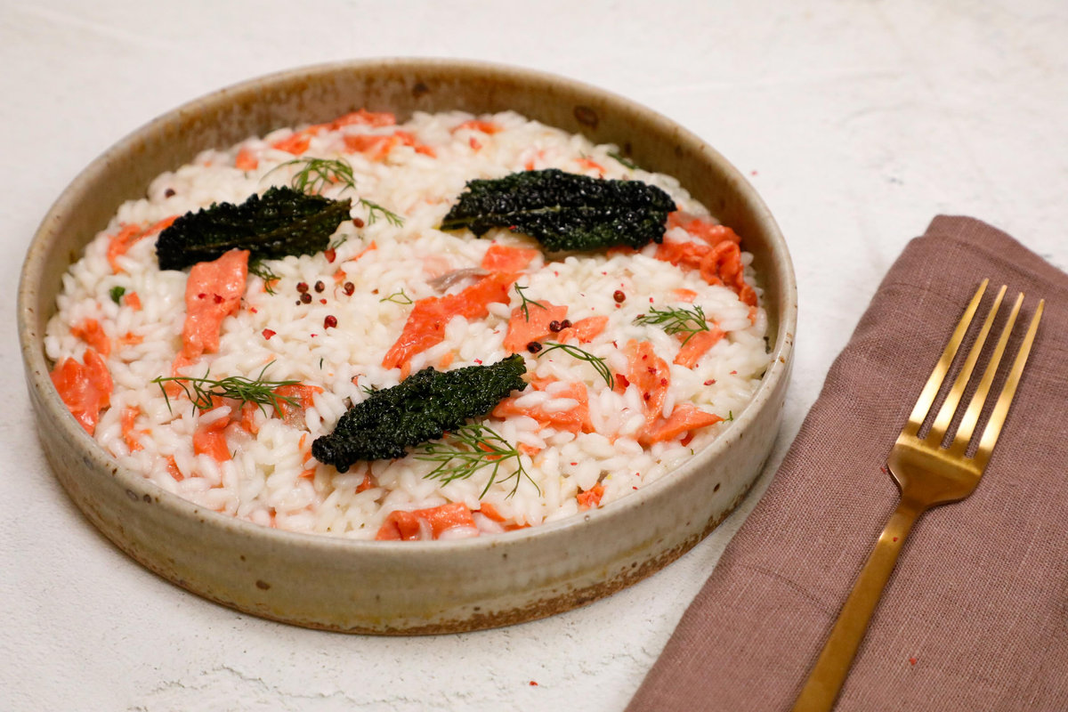 Risotto al Salmone Affumicato con Chips al Cavolo Nero