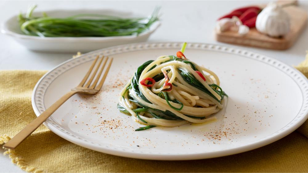 Spaghettoni aglio, olio e peperoncino con agretti