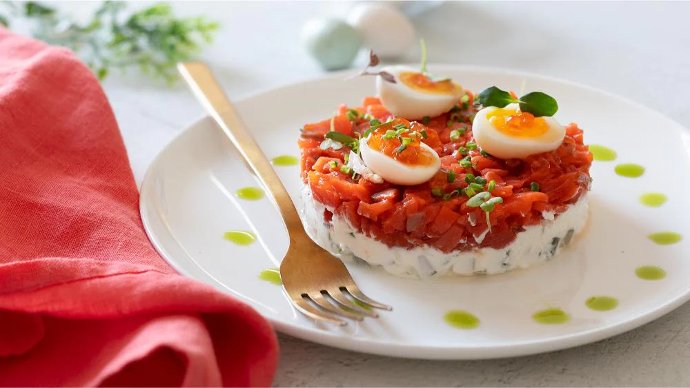 tartare-salmone-affumicato-con-formaggio-uova-quaglia-e-uova-salmone