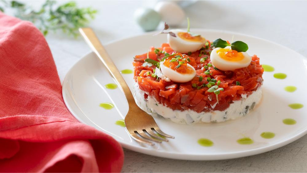 Tartare di salmone affumicato con formaggio spalmabile, uova di quaglia e uova di salmone