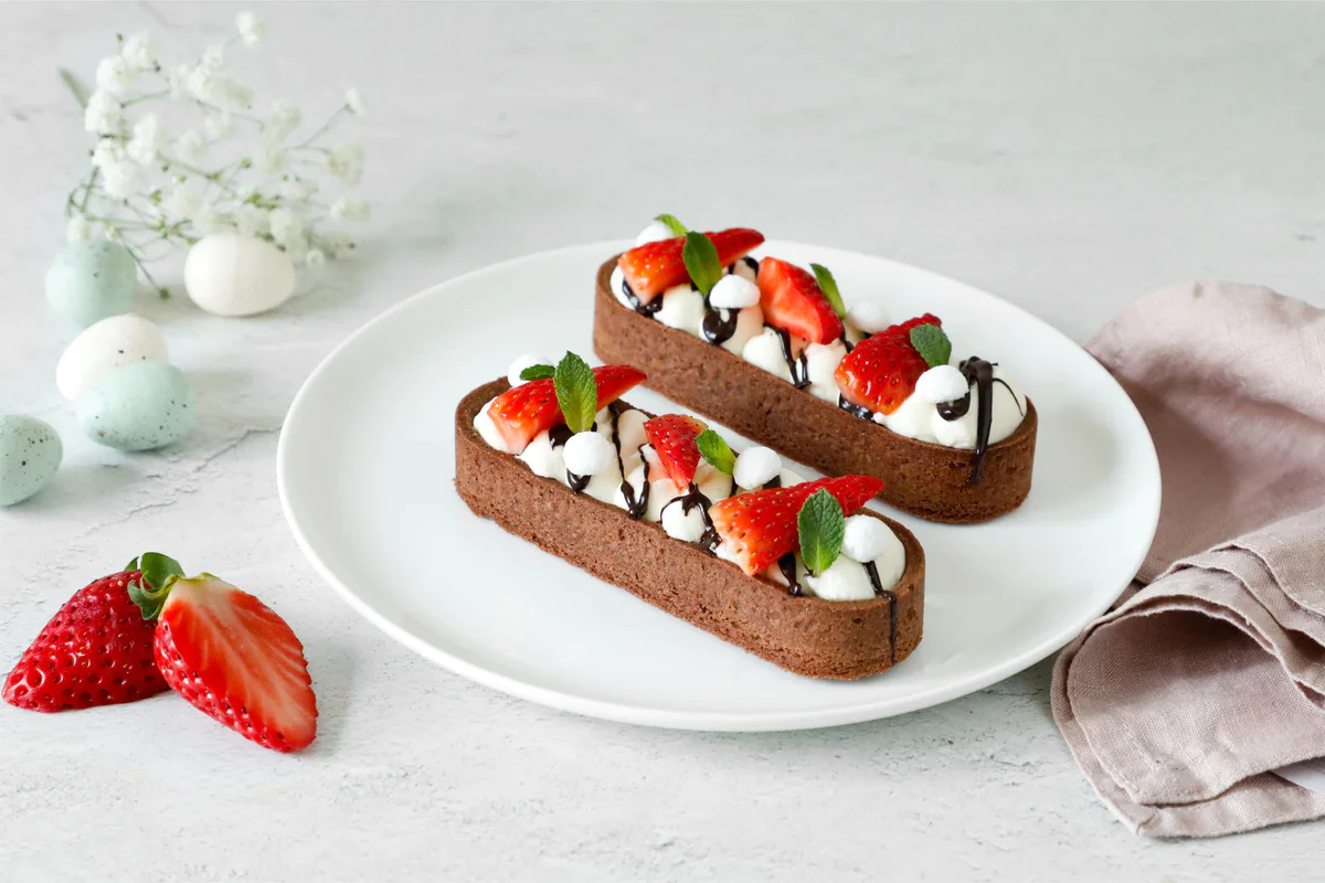 tartelletta-cioccolato-con-crema-al-mascarpone-fragole-meringhette
