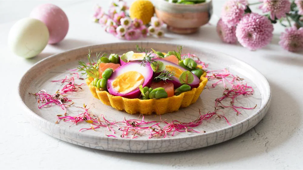 tartellette-alla-curcuma-con-uova-marinate-salmone-crema-burrata