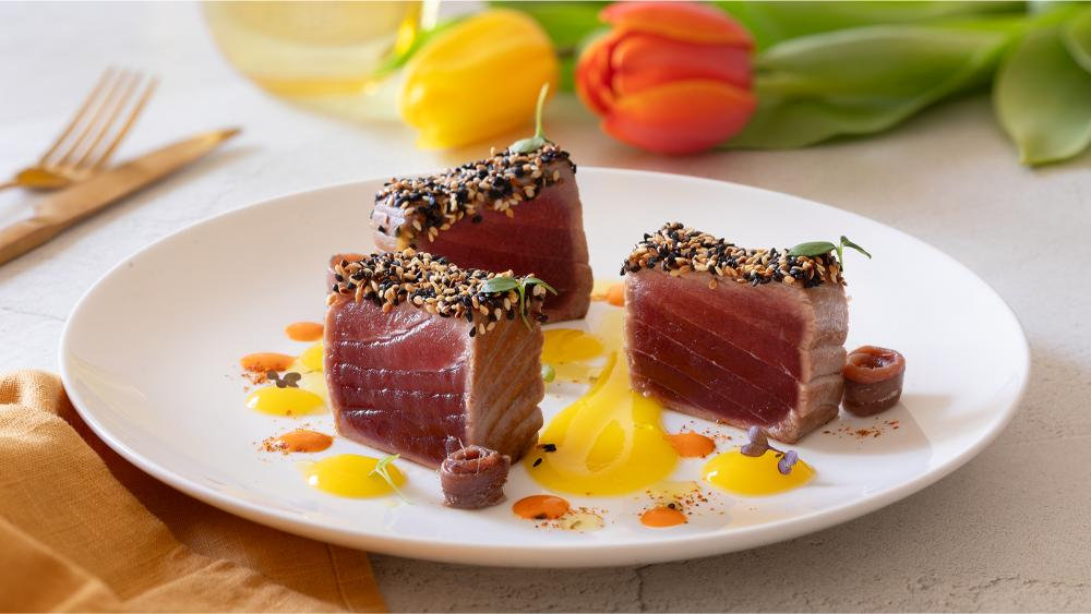 Tataki di tonno con crema di mango e alici del Cantabrico