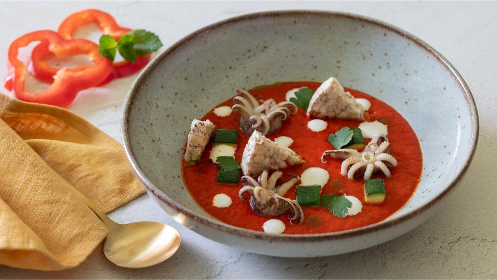 Crema di peperoni con seppioline, zucchine e stracciatella