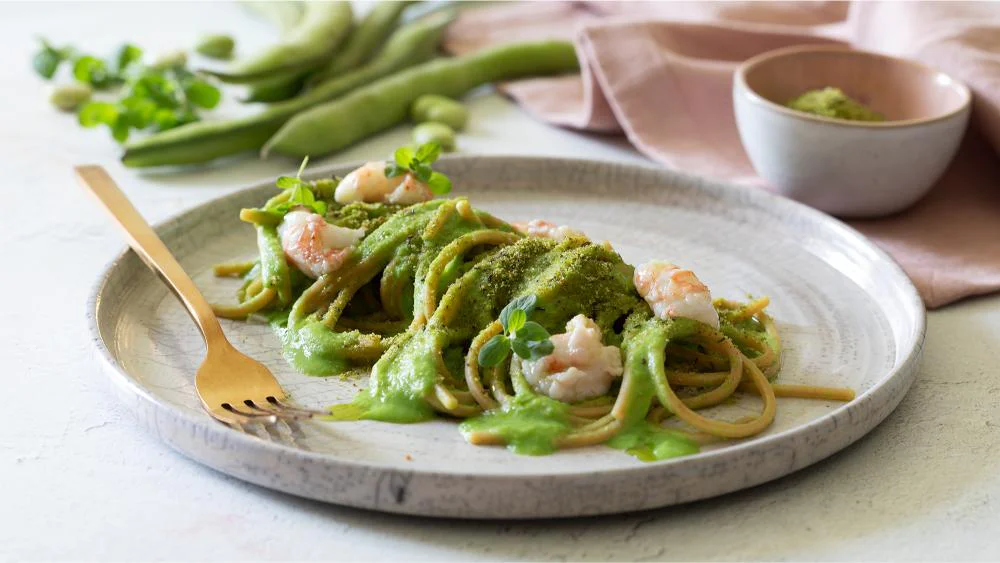 spaghetti di-farro-crema-fave-scampi-mollica-pane