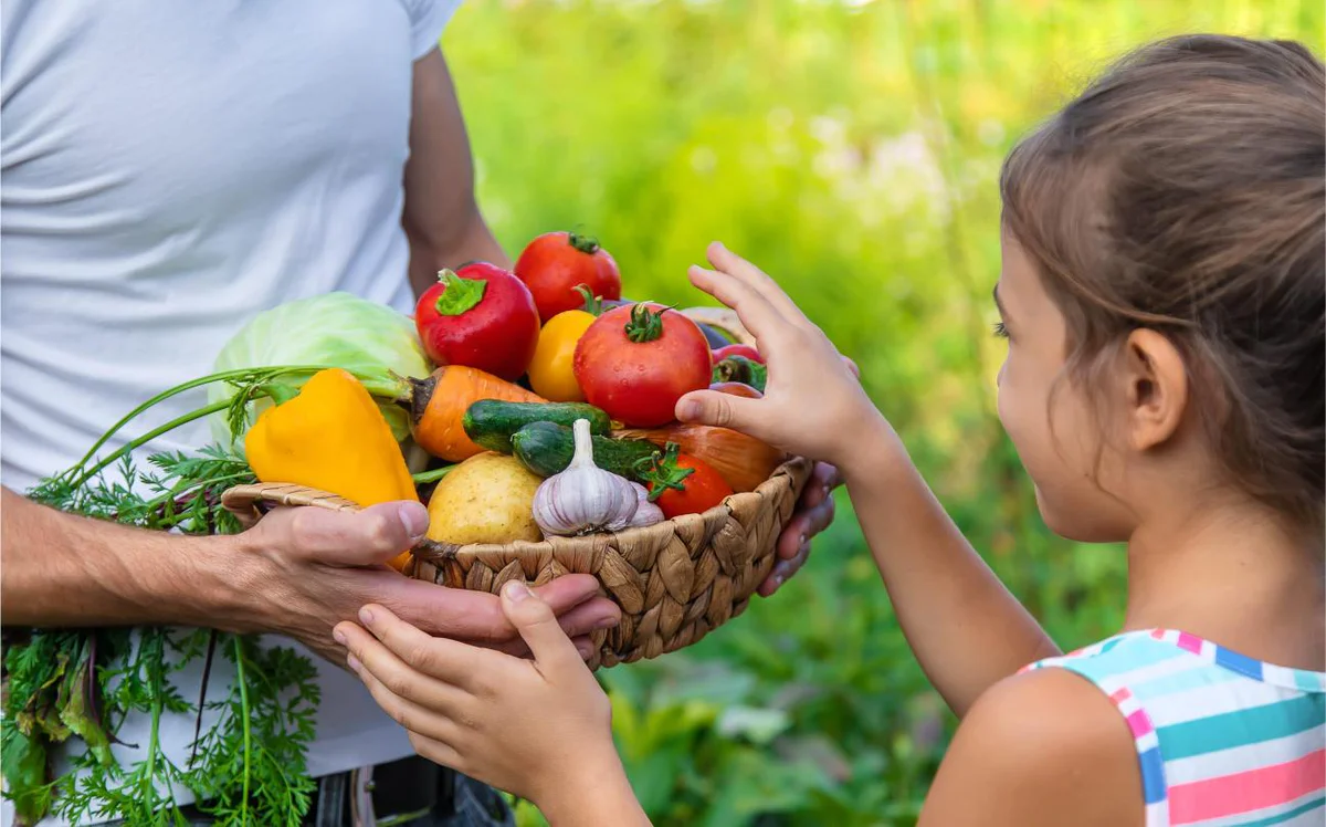 vitamine-per-bambini-con-un-pieno-di-frutta-e-verdura