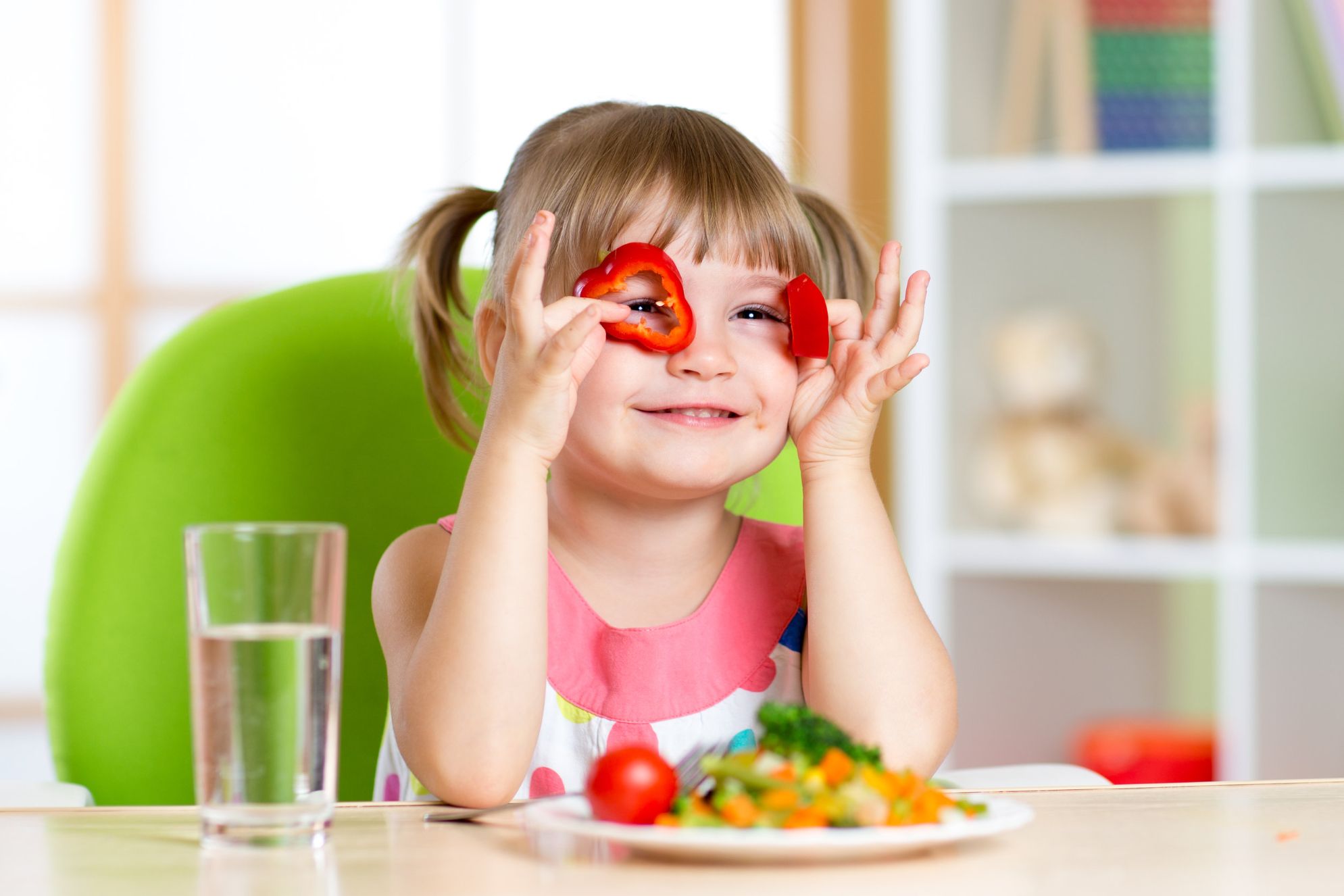 vitamine-per-bambini-con-un-pieno-di-frutta-e-verdura-image
