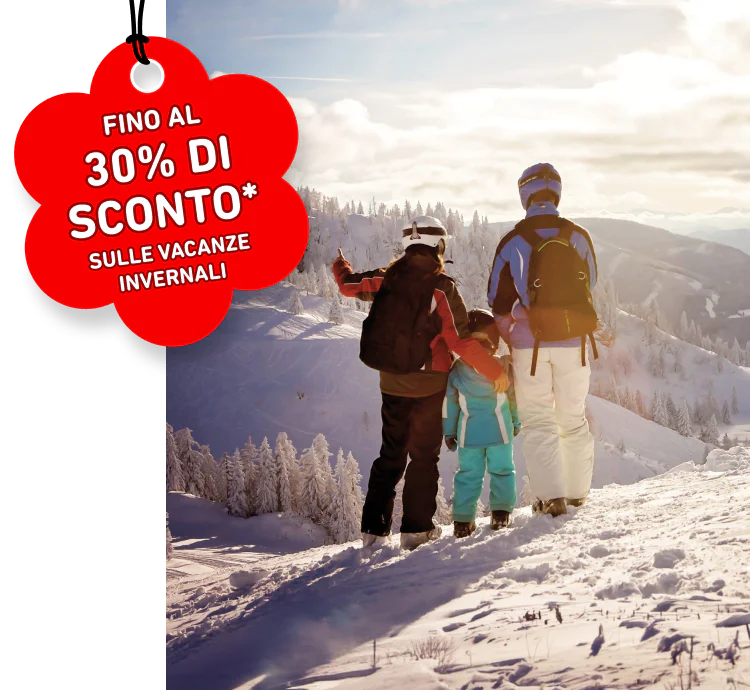Famiglia sulla neve in montagna durante una vacanza invernale.