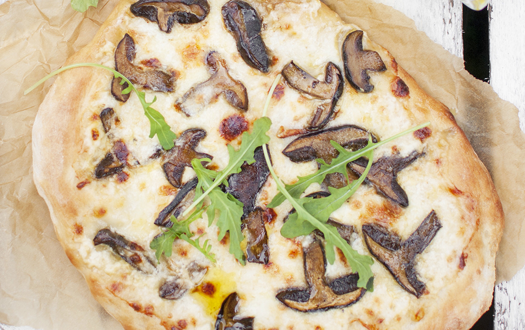 pizza-bianca-con-funghi-di-bosco-e-mozzarella-image
