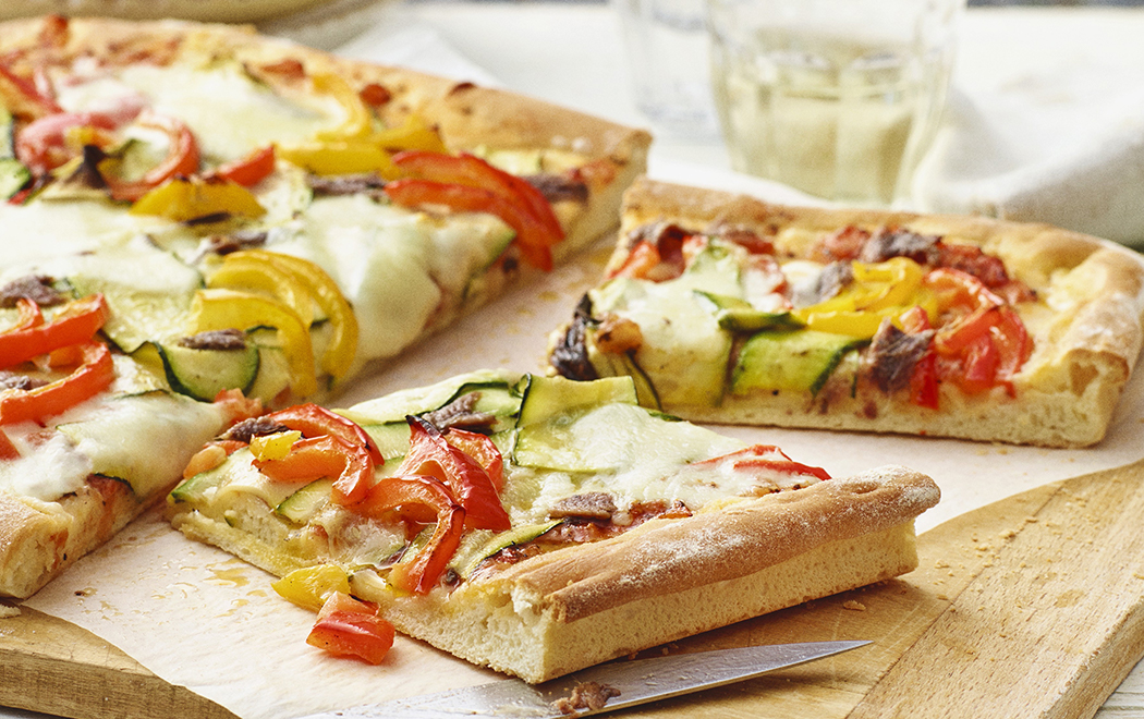 pizza-al-peperone-con-verdure-e-mozzarella-image