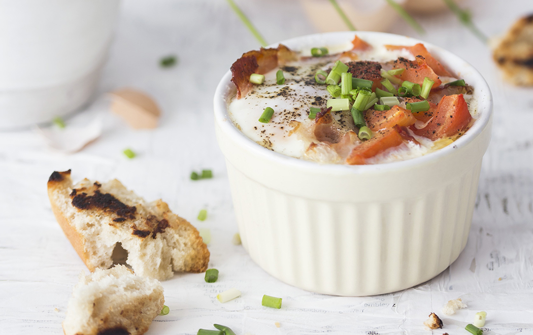 uova-in-cocotte-con-pancetta-pomodoro-ed-erba-cipollina-image