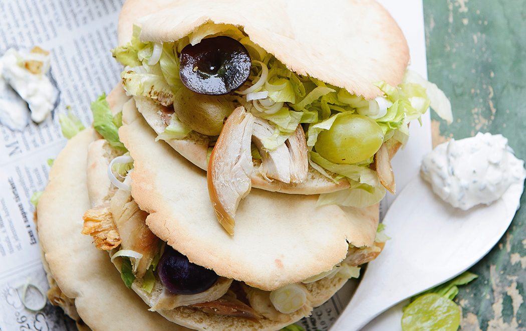 pita-con-insalata-pollo-uva-e-crema-al-dragoncello-thumbnail