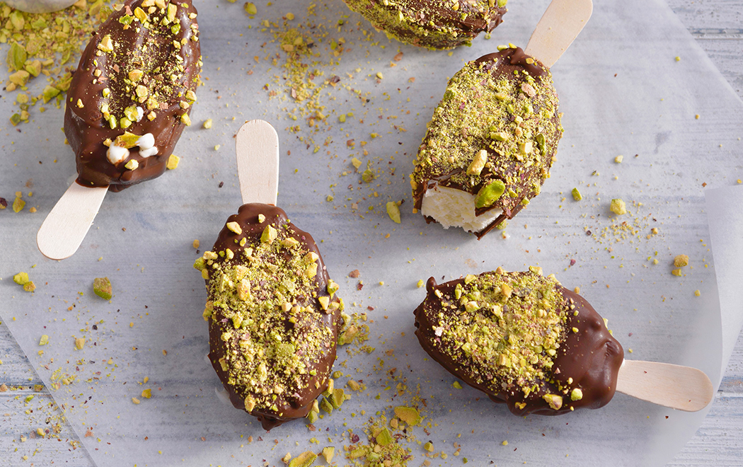 Gelato-alla-Vaniglia-con-Copertura-di-Cioccolato-e-Pistacchio-thumbnail