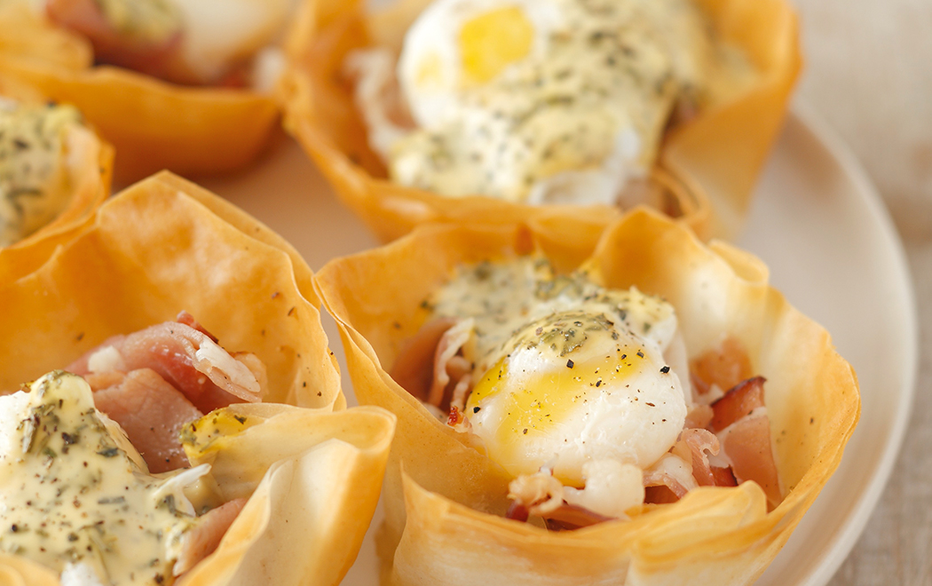 panieri-di-pasta-fillo-con-prosciutto-uovo-e-salsa-olandese-thumbnail