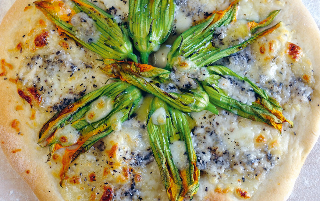 pizza-ai-fiori-di-zucchina-e-gorgonzola-image