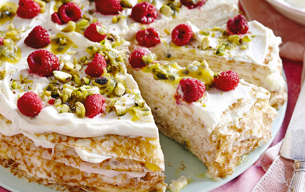 torta-di-crespelle-dolci-con-crema-al-frutto-della-passione-lamponi-e-pistacchi-image