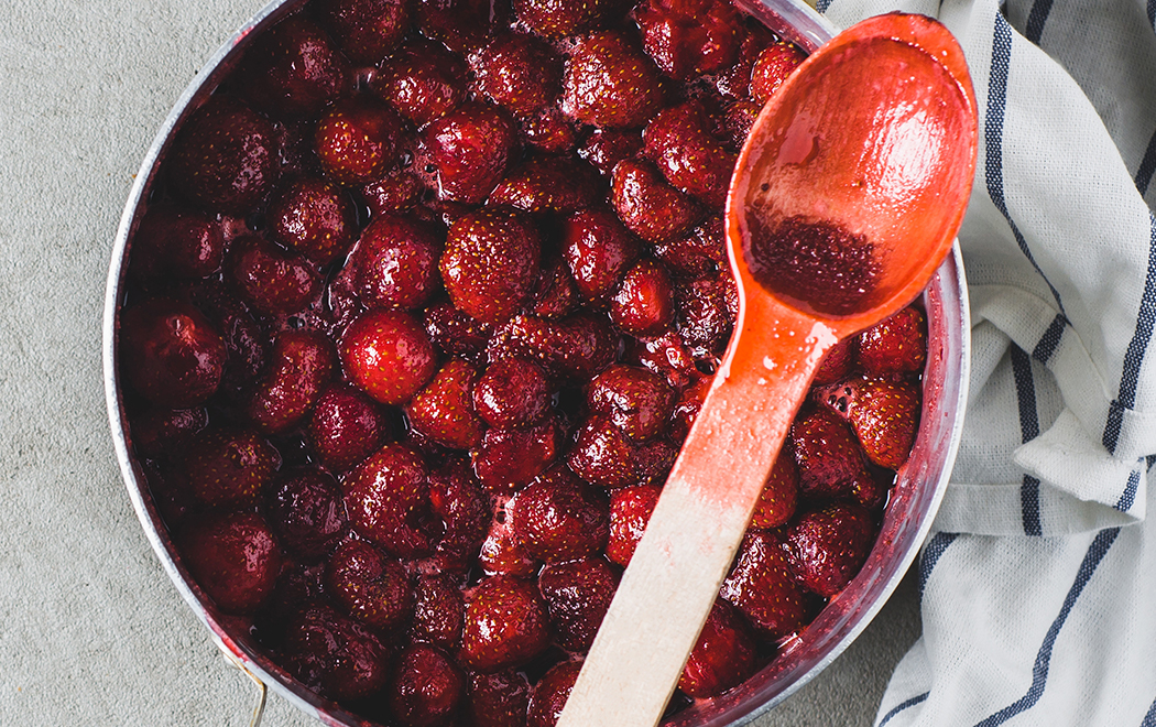 macedonia-con-gelato-e-salsa-di-fragole-thumbnail