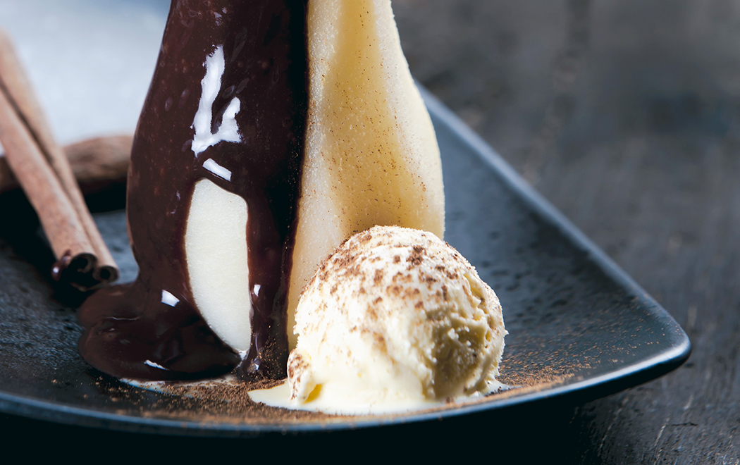 pera-affogata-con-salsa-al-cioccolato-e-gelato-thumbnail