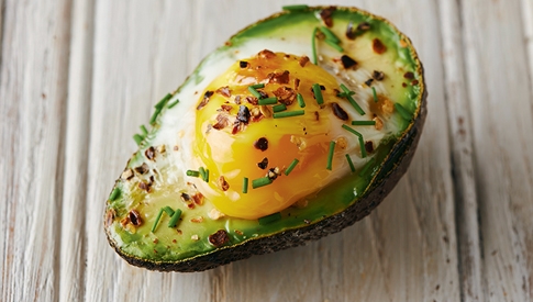 Avocado-al-forno-con-uovo-ed-erba-cipollina-image