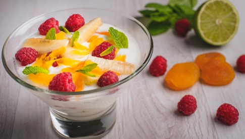 yogurt-con-banane-lamponi-e-albicocche-image