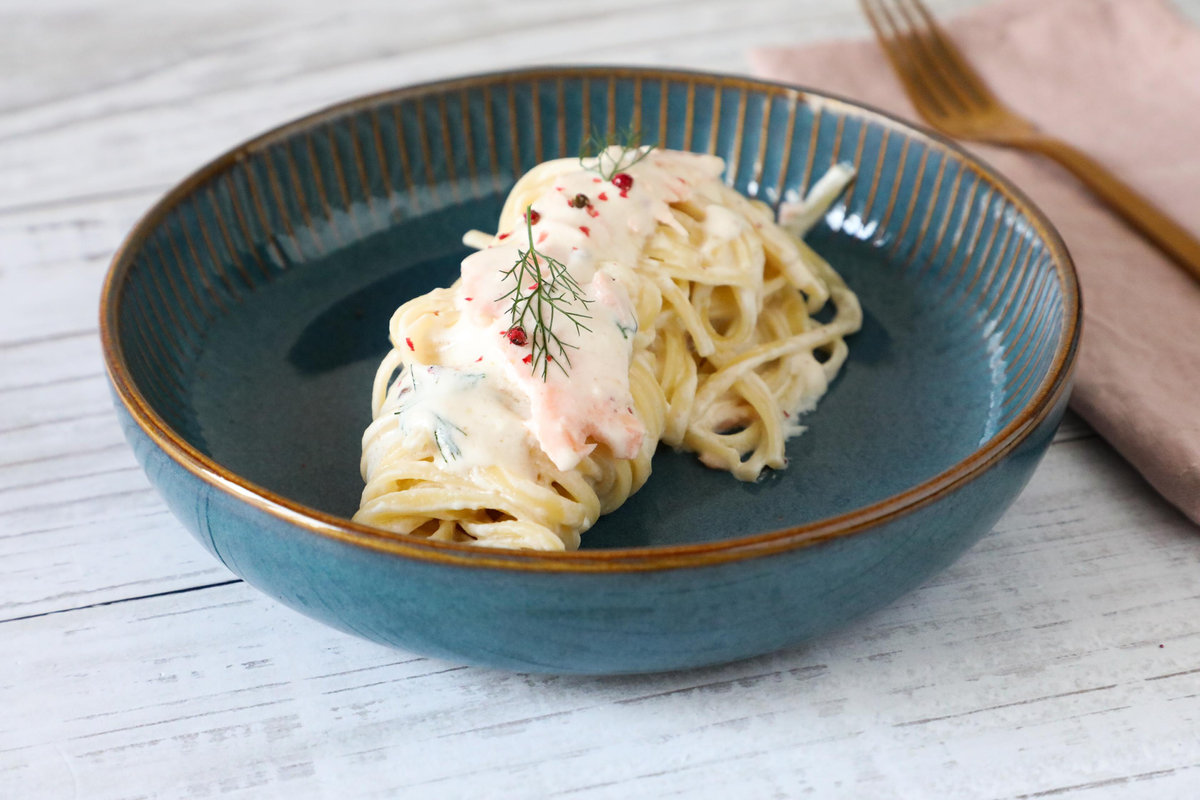 Linguine con fonduta di grana e salmone affumicato
